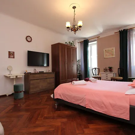 Idyllisches Direkt In Der Altstadt Von Rovinj, 5 Minuten Zum Apartmán Rovinj